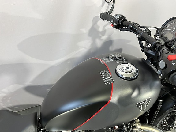 Triumph Bonneville BOBBER 14 of 18