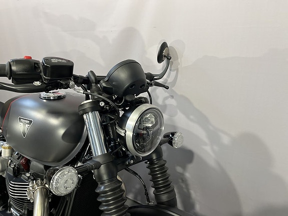 Triumph Bonneville BOBBER 7 of 18