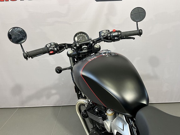 Triumph Bonneville BOBBER 15 of 18