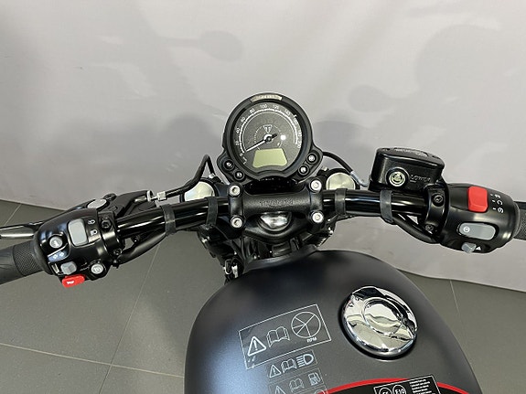 Triumph Bonneville BOBBER 16 of 18
