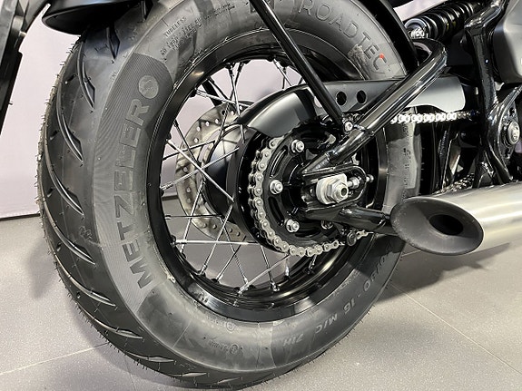 Triumph Bonneville BOBBER 12 of 18