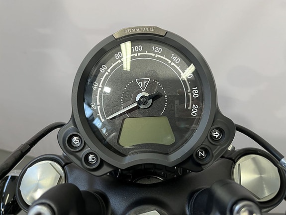 Triumph Bonneville BOBBER 17 of 18