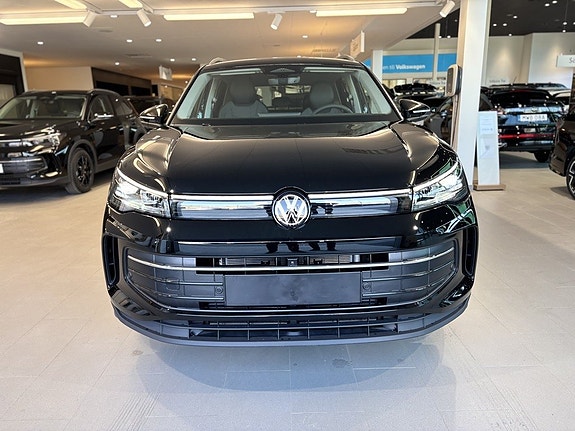 Volkswagen Tiguan 2 of 5