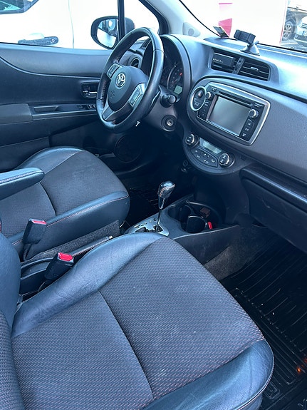 Toyota Yaris 2 of 20