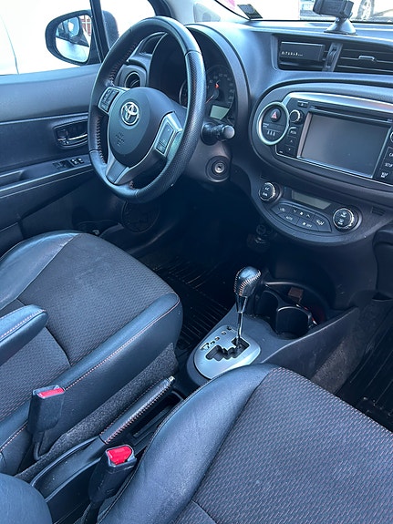 Toyota Yaris 3 of 20