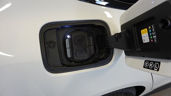 BMW i4 10 of 27