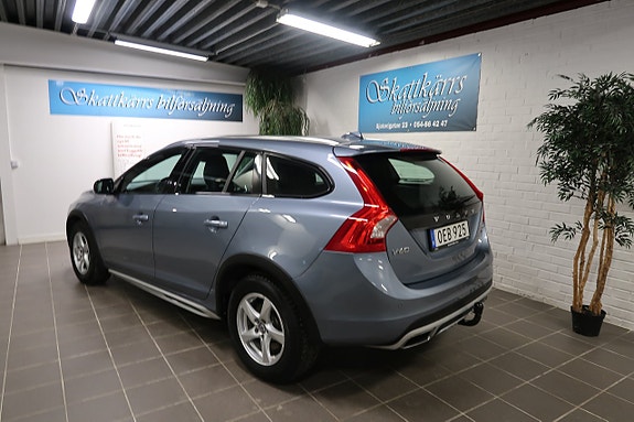 Volvo V60 Cross Country 2 of 5