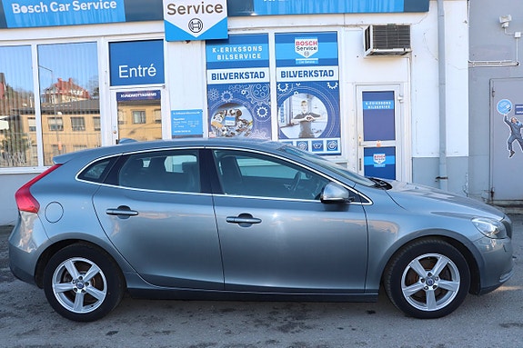 Volvo V40 2 of 12