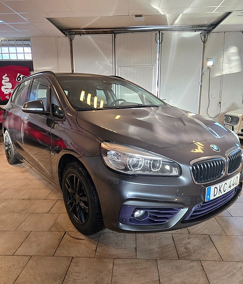 BMW 218 2 of 5