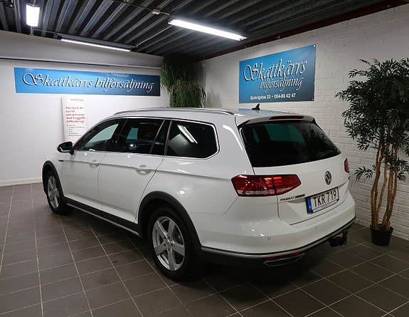 Volkswagen Passat Alltrack 2 of 5