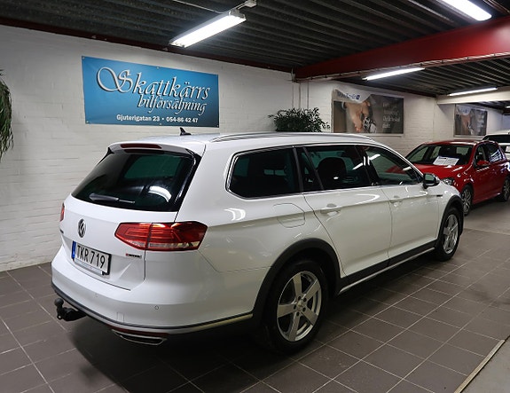 Volkswagen Passat Alltrack 3 of 5