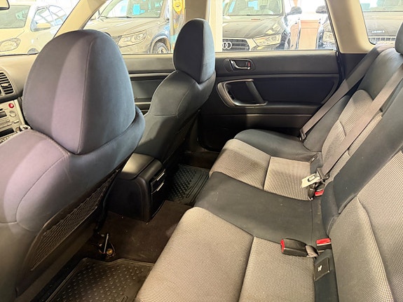 Subaru Legacy 7 of 10