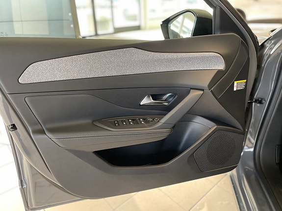 Peugeot 308 SW 11 of 18