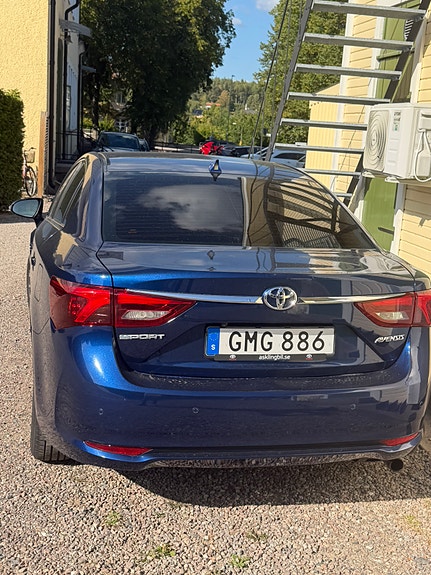 Toyota Avensis 2 of 9