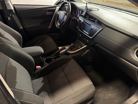Toyota Auris 7 of 9