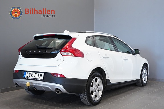 Volvo V40 Cross Country 2 of 11