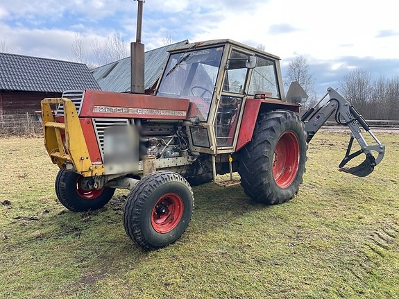 Traktor med grävaggregat ZETOR Crystal 8011