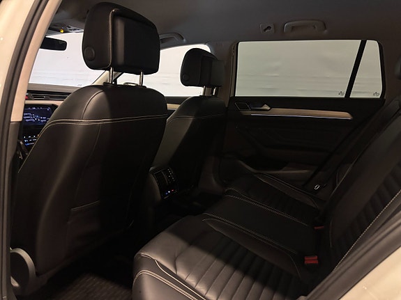 Volkswagen Passat 18 of 23