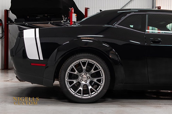 Dodge Challenger 4 of 5