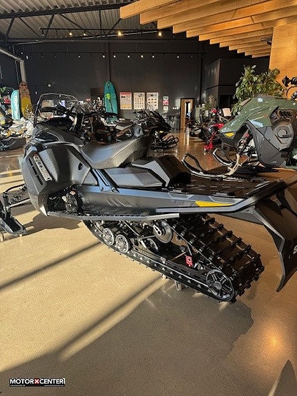 Ski-Doo Renegade Adrenaline 900 ACE 137 4 of 5