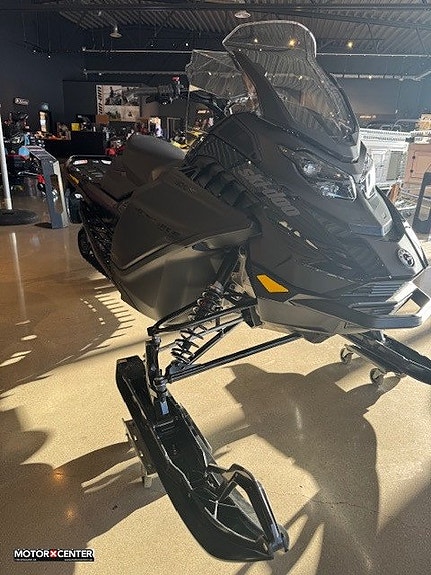 Ski-Doo Renegade Adrenaline 900 ACE 137 2 of 5