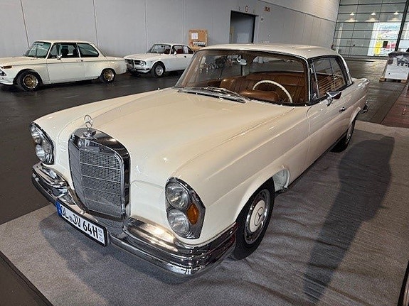 Mercedes-Benz W111 2 of 5