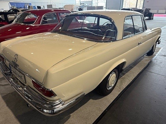 Mercedes-Benz W111 3 of 5