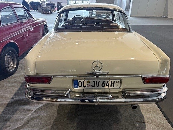 Mercedes-Benz W111 4 of 5