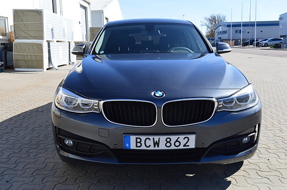 BMW 320 2 of 11