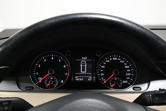 Volkswagen Passat 16 of 18