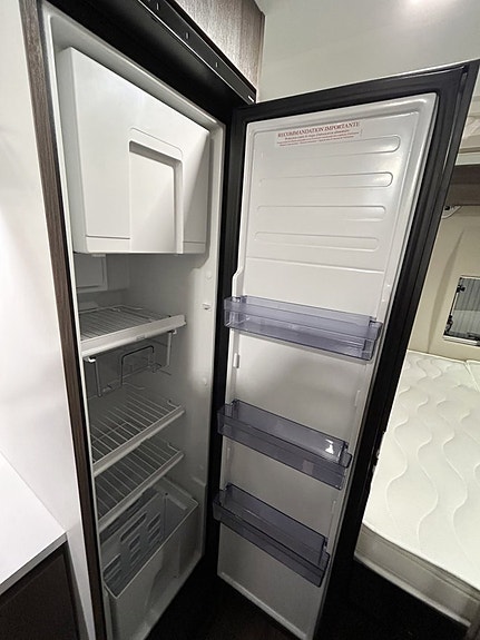 Benimar Benivan 144 PS 600 AUTOMAT Adaptiv-FARTHÅLLARE DIESELVÄRMARE Solcell 599cm lång 14 of 30