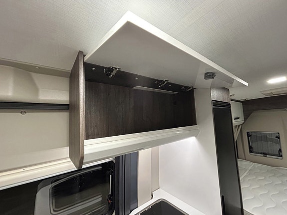Benimar Benivan 144 PS 600 AUTOMAT Adaptiv-FARTHÅLLARE DIESELVÄRMARE Solcell 599cm lång 13 of 30
