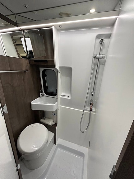 Benimar Benivan 144 PS 600 AUTOMAT Adaptiv-FARTHÅLLARE DIESELVÄRMARE Solcell 599cm lång 15 of 30