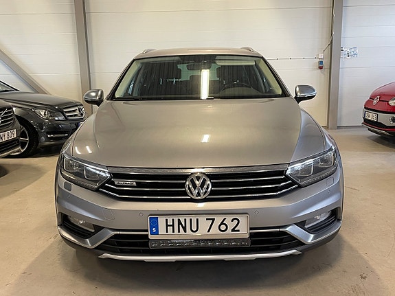 Volkswagen Passat Alltrack 3 of 5