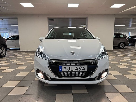 Peugeot 208 2 of 5
