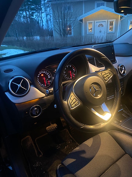 Mercedes-Benz B180 2 of 5
