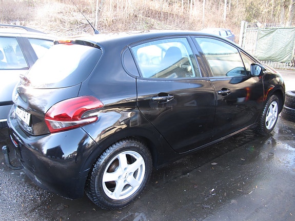 Peugeot 208 3 of 5