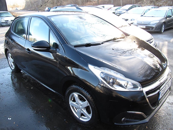 Peugeot 208 2 of 5