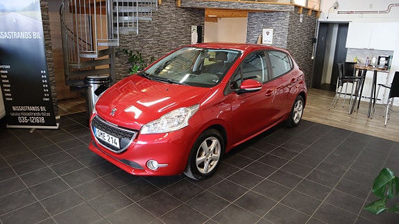 Peugeot 208 2 of 8