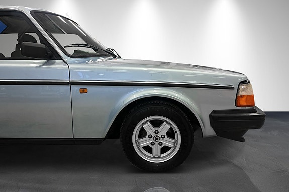 Volvo 245 4 of 28