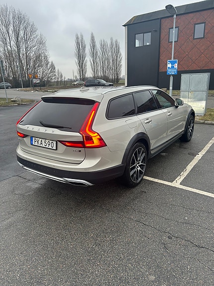 Volvo V90 Cross Country 2 of 5