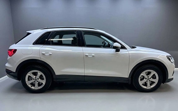 Audi Q3 2 of 5