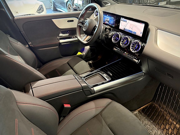 Mercedes-Benz GLA200 4 of 30