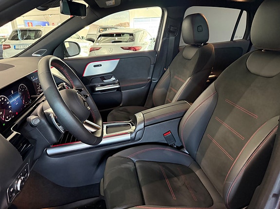 Mercedes-Benz GLA200 13 of 30