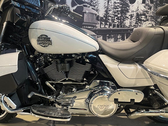 Harley-Davidson Street Glide Limited 18 of 21