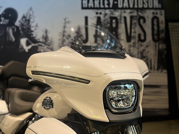 Harley-Davidson Street Glide Limited 12 of 21