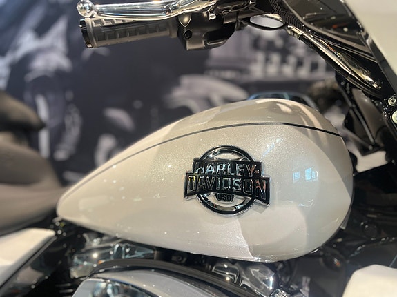 Harley-Davidson Street Glide Limited 15 of 21