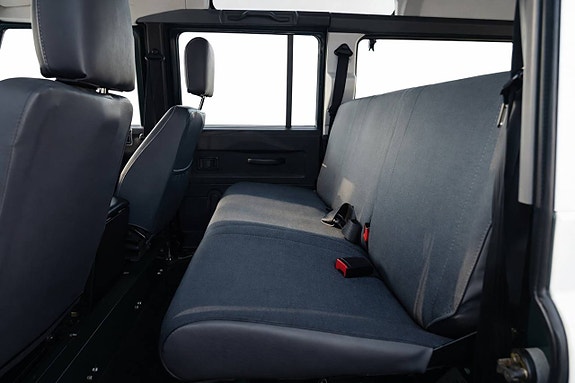 Land Rover Defender 110 10 of 11