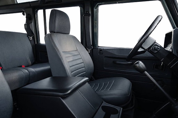 Land Rover Defender 110 9 of 11