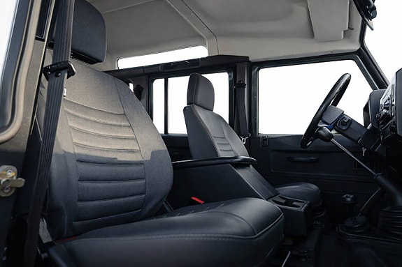 Land Rover Defender 110 8 of 11